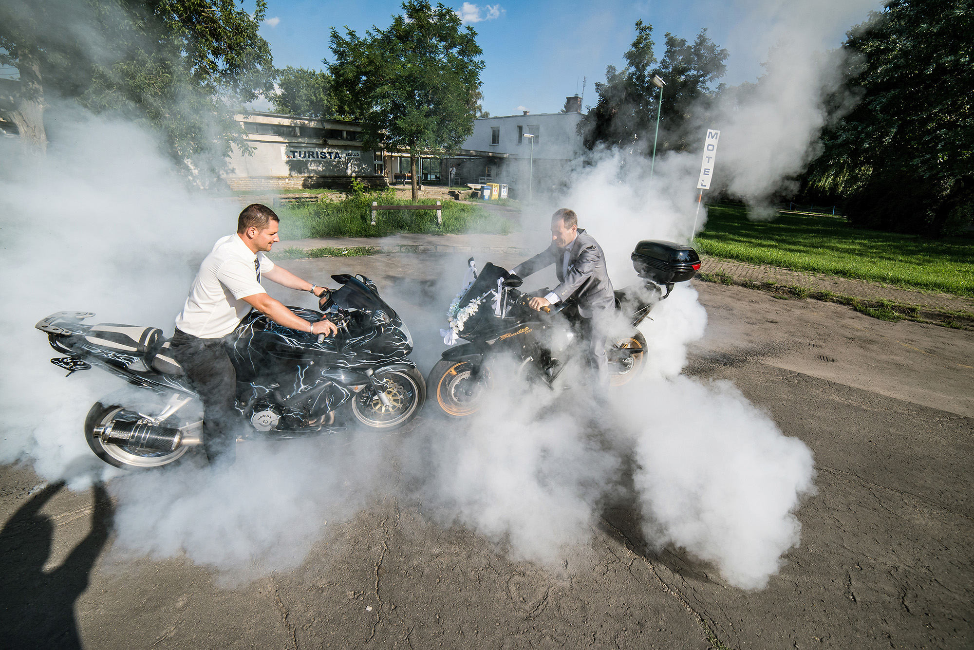 Motoros fotózás látványos füsttel